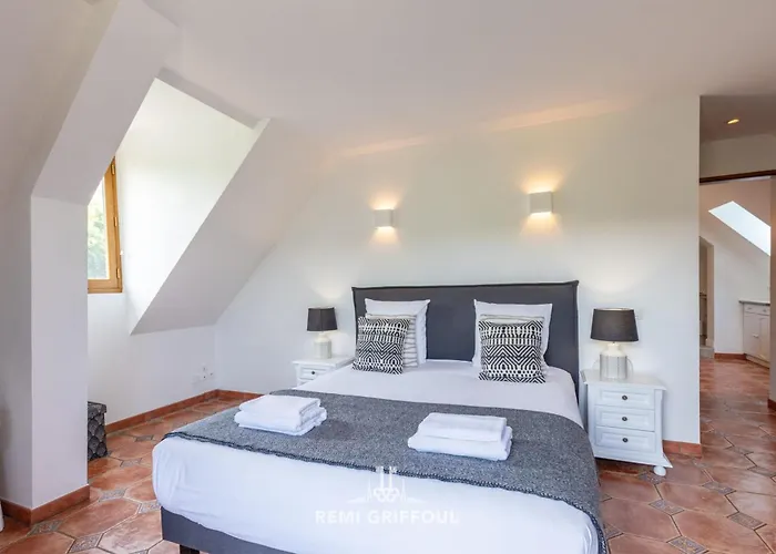 Vila Eva Stunning With Garden Sleeps 10