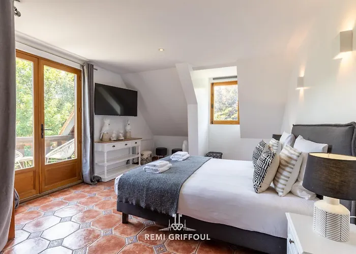 Vila Eva Stunning With Garden Sleeps 10 Honfleur